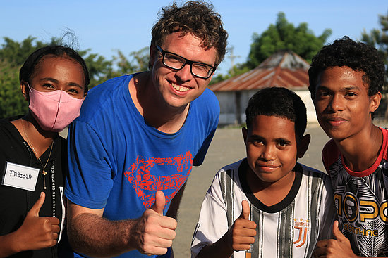 ZFD-Fachkraft André de la Chaux mit Jugendlichen in Timor Leste