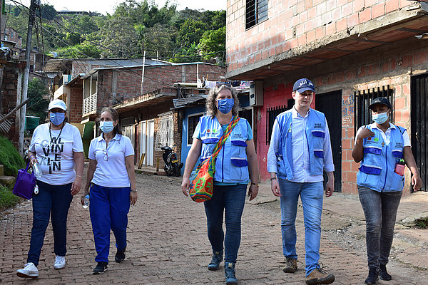 Zwei Vertreterinnen der Pfarrei San Matías Apostol, Claudia Witgens, Pablo Castaño und Mayra Ibarbo (von links) von der Land- und Präventionsdiakonie sichten die Schäden nach schweren Regenfällen und Erdrutschen Gemeinde.