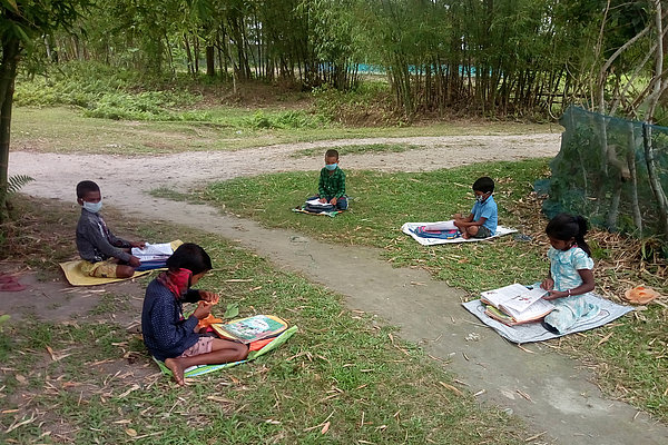 Lernen unter Corona-Bedingungen - Diese Kinder im nordostindischen Chirang lernen jetzt in Kleingruppen mit Abstand und im Freien.