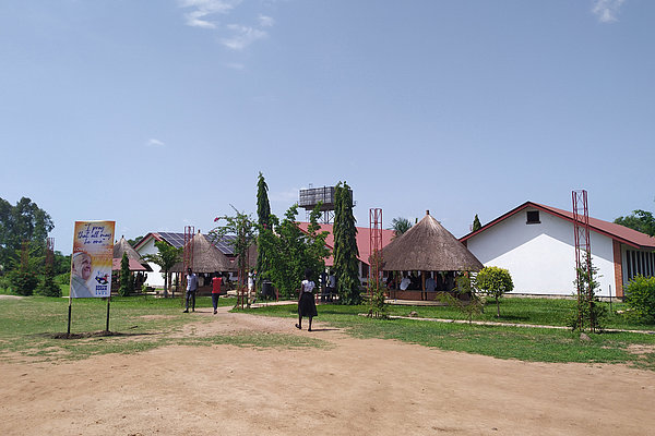 Rund 1400 Frauen und Männer studieren auf dem weitläufigen Campus der Katholischen Universität in Juba.