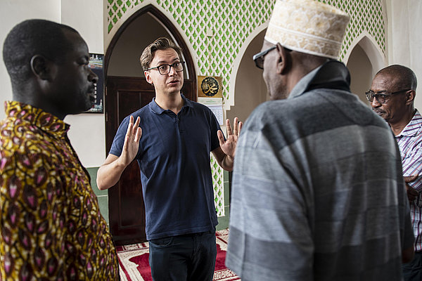Austausch im Gebetsraum der Moschee über Rituale und Bräuche der verschiedenen Religionsgemeinschaften 