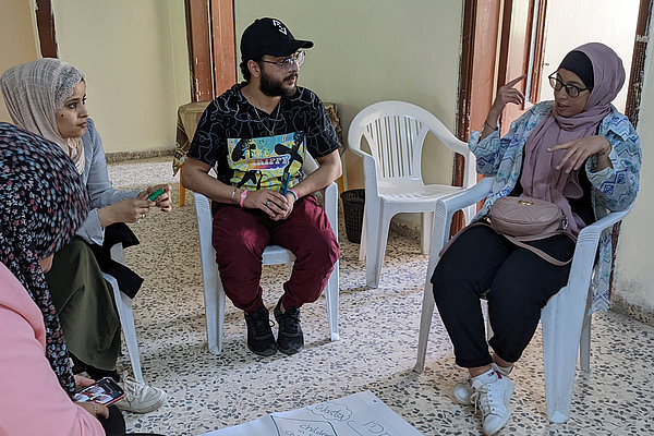 Mohammed Jarrar (Mitte) und zwei weitere Teilnehmerinnen während eines partizipativen Video-Workshops.