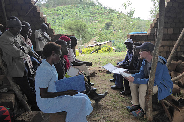 Im Dorf Gahama-Nyundo/ Ruanda werden Hindernisse und Erfolge in der dörflichen Wasserverwaltung mit dem Wasserkomitee diskutiert.