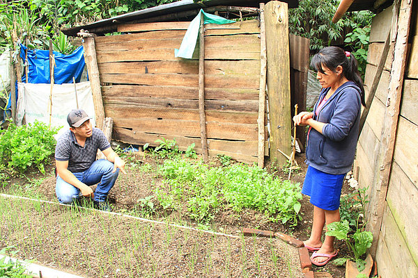 Rubén González vom guatemaltekischen WasserWald-Partner Fundación Defensores de la Naturaleza inspiziert gemeinsam mit einer Projektteilnehmerin ihren neu angelegten Hausgarten.
