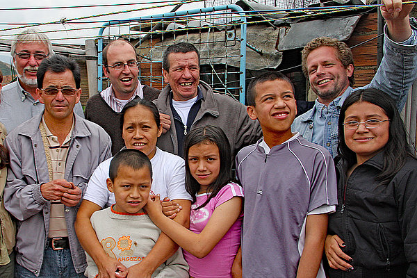 Gruppenbild Reiner Ort Gruppe von Menschen mit Kindern in Bogota