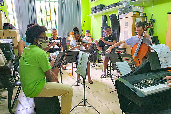 Das Kinder- und Jugendorchester "Orchestra da Vida" probt. Das gemeinsame Musizieren ist eine der Aktivitäten für junge Menschen im Projekt "Sítio das Crianças" (Deutsch: "Projekt der Kinder").