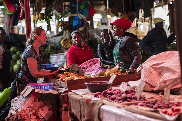 Iris Karanja im Gespräch mit Marktfrauen in Ngong. ‎