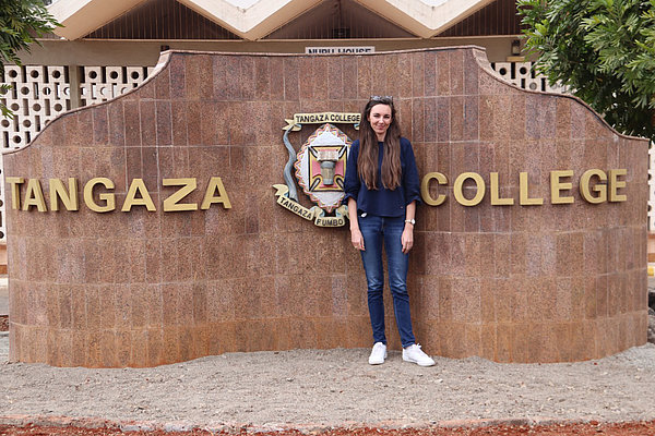 Susann Gihr steht vor dem Eingang des Tangaza University College (TUC) 