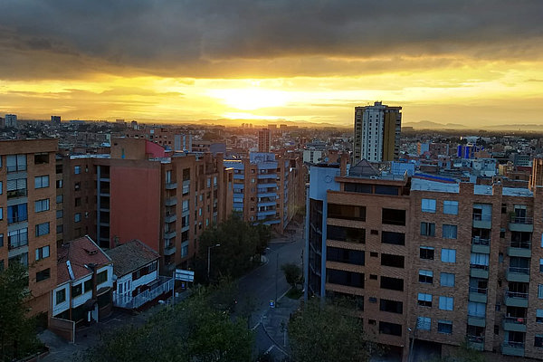Abendstimmung über den Dächern von Bogotá, Blick aus der Wohnung von Nicola Dongiovanni und seiner Familie 