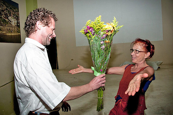 ZFD-Koordinator Reiner Ort und Ingeborg Kleutgens, Ein Mann und eine Frau begrüßen sich