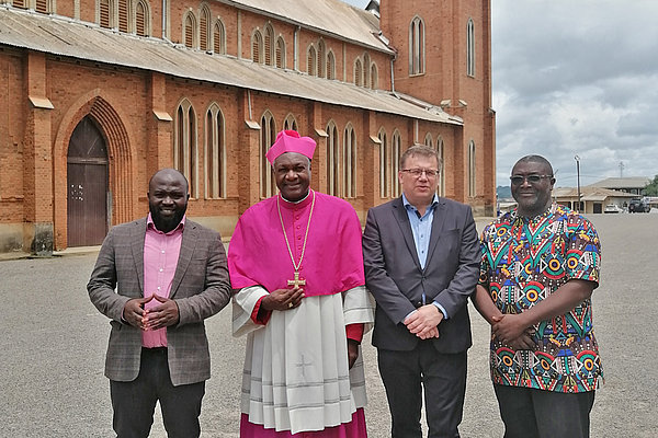 Besuch bei Bischof Joseph Marie Ndi Okala von Mbalmayo, der als Experte für kamerunische Missionsgeschichte eine wichtige Rolle bei den Diskussionsrunden zur Aufarbeitung des kolonialen Erbes spielt.