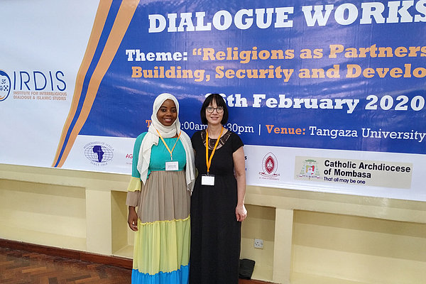 Ulrike Hanlon (rechts), ZFD-Teamleiterin bei AGIAMONDO und  ihre kenianische Gastgeberin Warda Zighe.