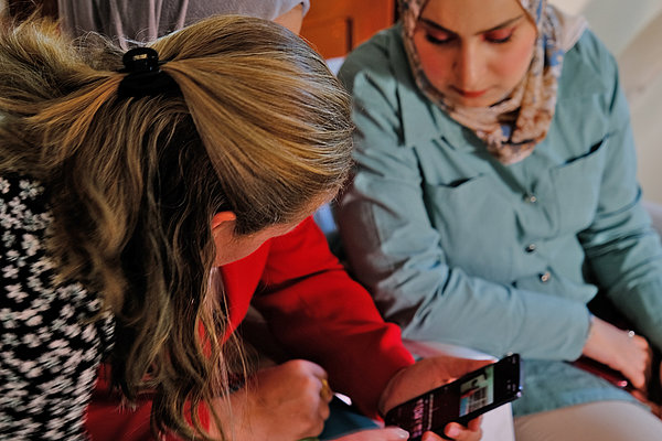Laura Schwiertz, Rania Mohammed Alstalifat und Salsabela Abd Alsalam Shdefat erkunden gemeinsam die Features der Editing-App für den Filmschnitt (von links).