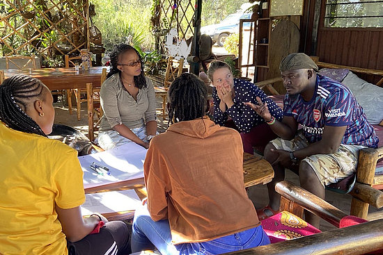 Kolleg*innen von Special Education Professionals  und Wanda Mainka (hinten rechts) diskutieren über die zukünftige Ausrichtung der NGO.