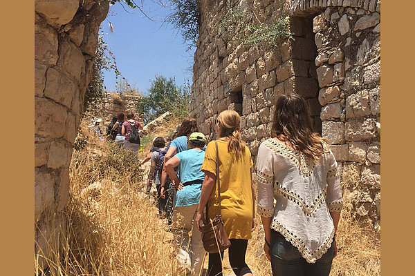 Im Rahmen einer Bildungsreise werden Tourist*innen durch das zerstörte arabische Dorf Lifta bei Jerusalem geführt.