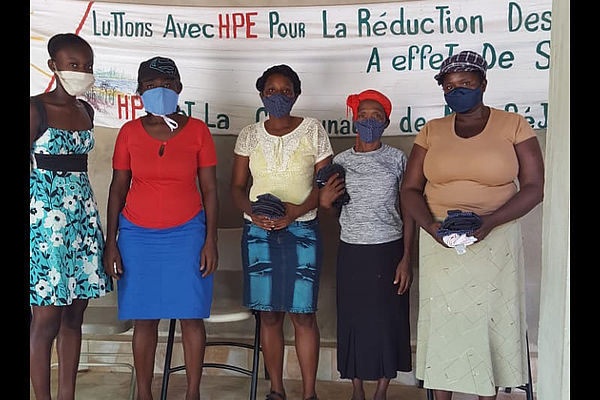 In einem Projekt von HPE konnten Frauen aus Aquin über das Nähen von Masken ein kleines Einkommen erwirtschaften.