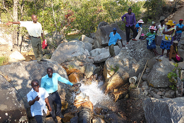 Test eines Ablassrohres durch ein Stauwehr zu Bewässerungszwecken, beteiligt ist die Partnerorganisation Caritas Masvingo in Zimbabwe.