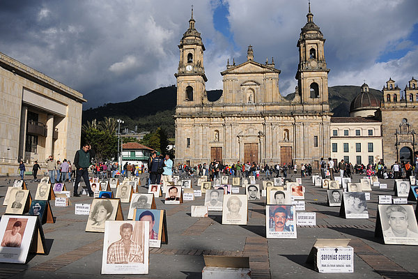 Auf dem zentral gelegenen Plaza Bolivar in Bogotá, Kolumbien, stellen Menschenrechtsaktivist*innen jedes Jahr Fotos von Opfern des gewaltsamen Verschwindenlassens auf, um Gespräche über das Thema anzuregen.