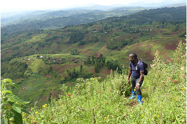 Wanderung zur Quelle Kashalalo in der Gemeinde Walungu, Süd-Kivu/ Ostkongo. mit Vertetern der Partnerorganisation "Comité pour l'Autopromotion à la Base" (CAB), DR Kongo.