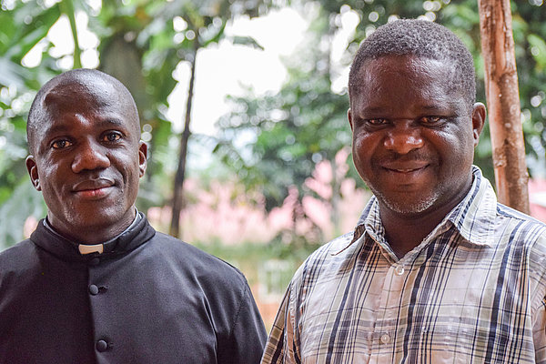 Father Leonard Kaweesa (links) von der Gemeinde Kyamulibwa/Diözese Masaka und Robert Bbaale, Repräsentant der Organisation "Projekthilfe Uganda" haben das Programm wachsen sehen. Als Partner vor Ort sind sie für den Erfolg maßgeblich mitverantwortlich.