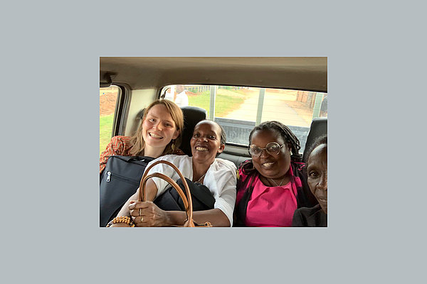 Mit ihren Kolleginnen Jaqueline Nyiransabimana (Mitte) und Marie Claudine Mukamitari fährt Anna-Lena Bissinger nach Cyanika zu einem Treffen.
