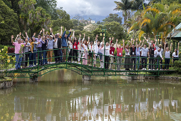 Abschlussfoto aller Teilennehmer*innen auf einer Brücke im Park