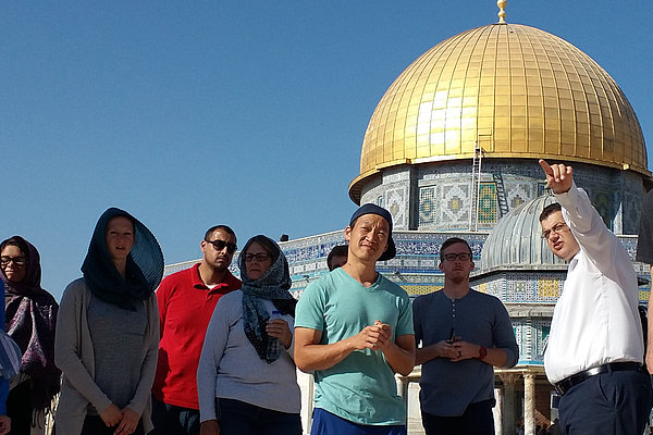 Führung von Besucher*innen über den Tempelberg in Jerusalem.