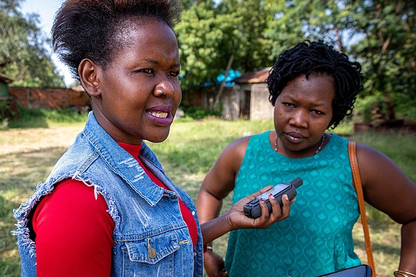 Fiona Abbo und ihre Kollegin Paska Kerisa aus der Diözese Moroto nehmen mithilfe von GPS-Geräten ‎und Mobiltelefonen Landvermessungen vor.‎