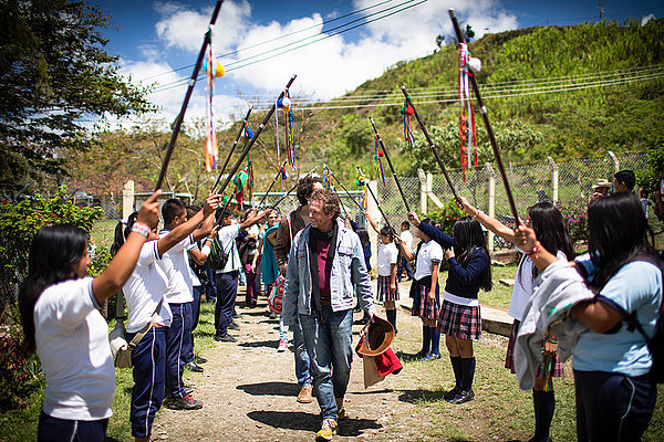 Reiner Ort zu Besuch bei CRIC Gruppe von Bewohnern des Cauca begrüßen Gäste