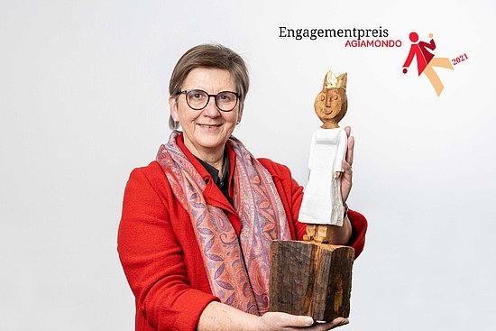 AGIAMONDO-Geschäftsführerin Dr. Claudia Lücking-Michel mit der Königsskulptur des Bonner Diakons und Bildhauers Ralf Knoblauch, die Teil des Preises ist. 