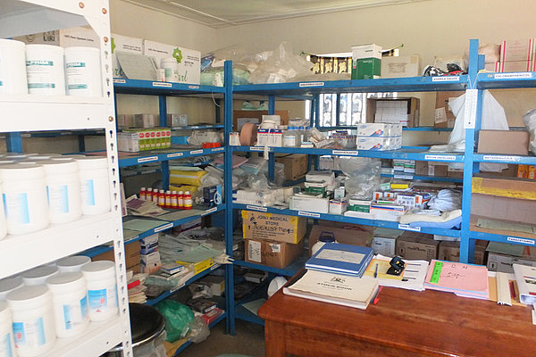 Medikamentenlager des Health Centers in Ococia. Diese Zentren sind wichtige Elemente der Gesundheitsversorgung in Uganda, die jedoch ohne ständige ärztliche Betreuung auskommen müssen. 
