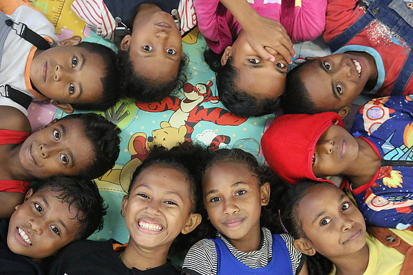 Wie werden Kinder in Timor Leste leben? Viele Familien fragen sich, ob es gute Bildungschancen und friedliche Perspektiven für ihren Nachwuchs im Land geben wird.