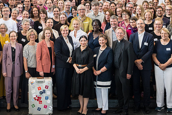 Gruppe mit vielen Menschen und einer Ministerin in Berlin auf dem Danktag 2026