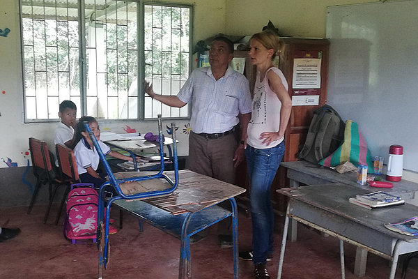 In der Dorfschule in Campo Hermoso/Caquetá werden Kinder aus Konfliktzonen unterrichtet. Claudia Luzar trifft dort einen Lehrer, der die Schule vorstellt.