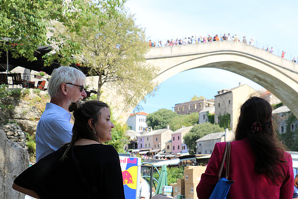 Brücke in Mostar mit Teilnehmenden der Summerschool Brücke in Mostar mit Menschen davor