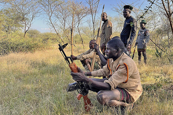 Ausschnitt aus dem Dokumentarfilm "Karachuna" junge Männer mit Waffen