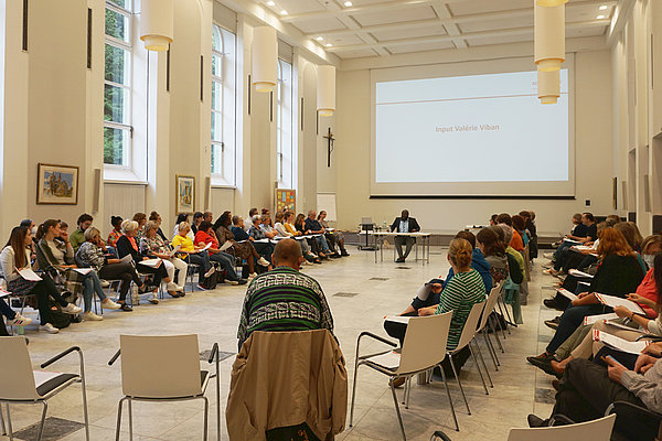 Rund 60 Mitarbeiter*innen von AGIAMONDO trafen sich im Kardinal-Schulte-Haus in Bensberg bei Köln.