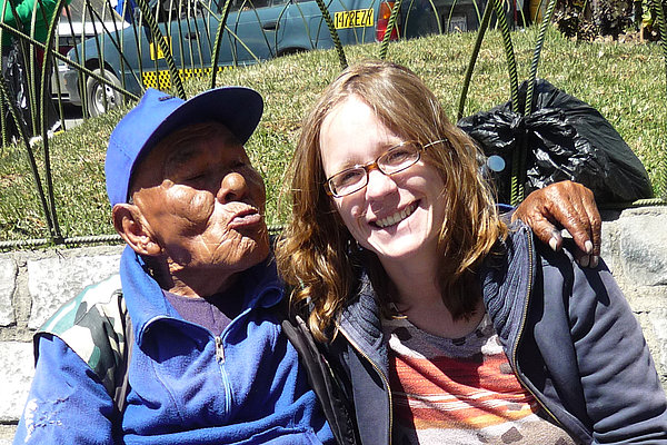 2000 gründete Ruth Overbeck de Sumi Vamos Juntos nach ihren eigenen Erfahrungen mit einem Freiwilligendienst in Bolivien.