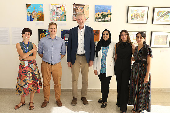 Ausstellungseröffnung von "Perspectives on Peace", mit dabei sind Vincent Hendrixx, der ZFD-Koordinator von AGIAMONDO in Jordanien, und Martin Vehrenberg, stellv. AGIAMONDO-Geschäftsführer (in der Mitte von links).