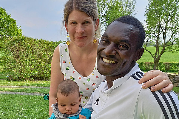 AGIAMONDO-Fachkraft Friederike Dillenseger-Wekesa und Robinson Wekesa mit ihrem Kind
