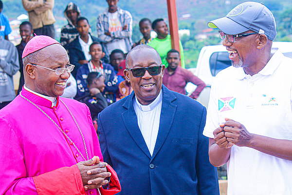 Monsignore Salvator Niciteretse ist Bischof von Bururi. Hier steht er zusammen mit Abbé Charles Karorero, dem ständigen geschäftsführenden Sekretär der CEJP-Burundi, und Mitorganisator Charles Nkazamyampi im Gespräch über den Verlauf der Veranstaltung zusammen (von links).