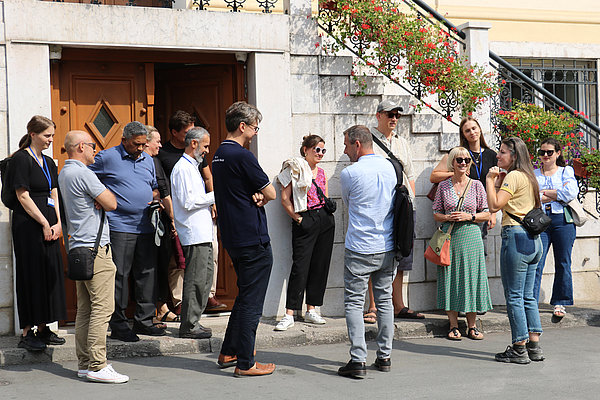 Gruppe vor katholischer Fakultät Universität Sarajevo Menschen vor Gebäude in Sarajevo
