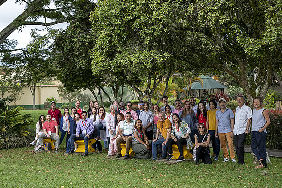 Alle Teilnehmenden des ZFD-Jahrestreffens in Kolumbien. Mit dabei waren Kolleg*innen von Partnerorganisationen, ZFD-Fachkräfte und Expert*innen zum Thema "Friedensaufbau", dem Hauptthema des Treffens.