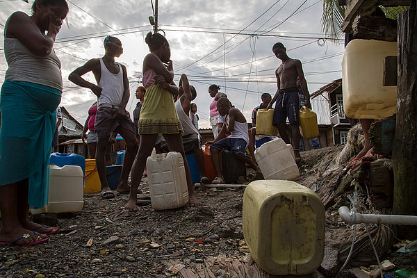 Die Menschen stehen stundenlang Schlange für Wasser, das nur ein- oder zweimal pro Woche in ihrem Wohngebiet angestellt wird.