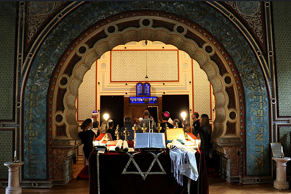 Blick in Synagoge Menschen in einer Synagoge
