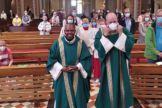 Gottesdienste unter Pandemie-Bedingungen gehörten zu den Erfahrungen im Dienst von Pater Hinojosa (links) als Fachkraft in Deutschland.