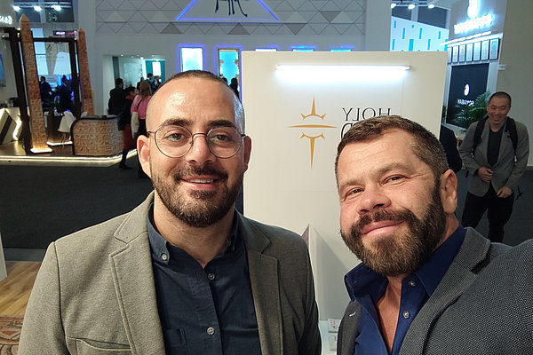 Elias D'eis, Direktor vom Holy Land Trust (HLT), und ZFD-Fachkraft Thomas Trischler (von links) am Stand von HLT auf der Internationalen Tourismusmesse in Berlin 2023.