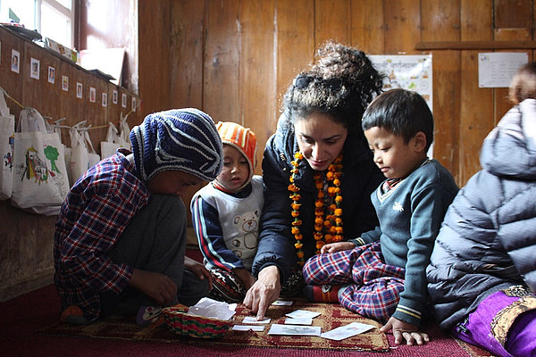 Hakimeh Yagootkar mit Kindern einer Montessori-Schule