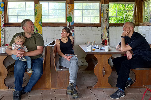 Christian Maier mit seiner jüngsten Tochter Noemi, Verena Ebertz und Jonas Rüger sind ins Gespräch vertieft (von links).