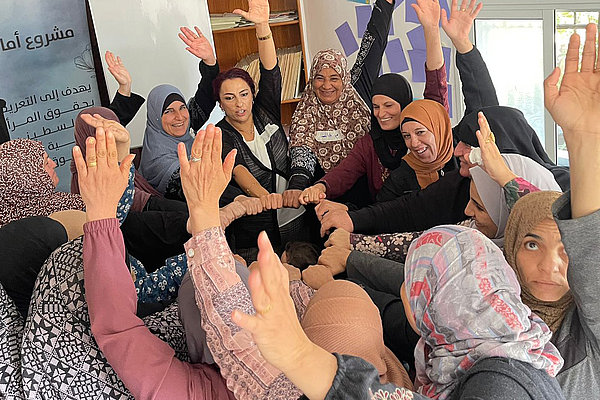 Frauen in einem Capacity Workshop des "Holy Land Trust", der sie dabei unterstützt eigene Einkommensquellen zu erschließen.